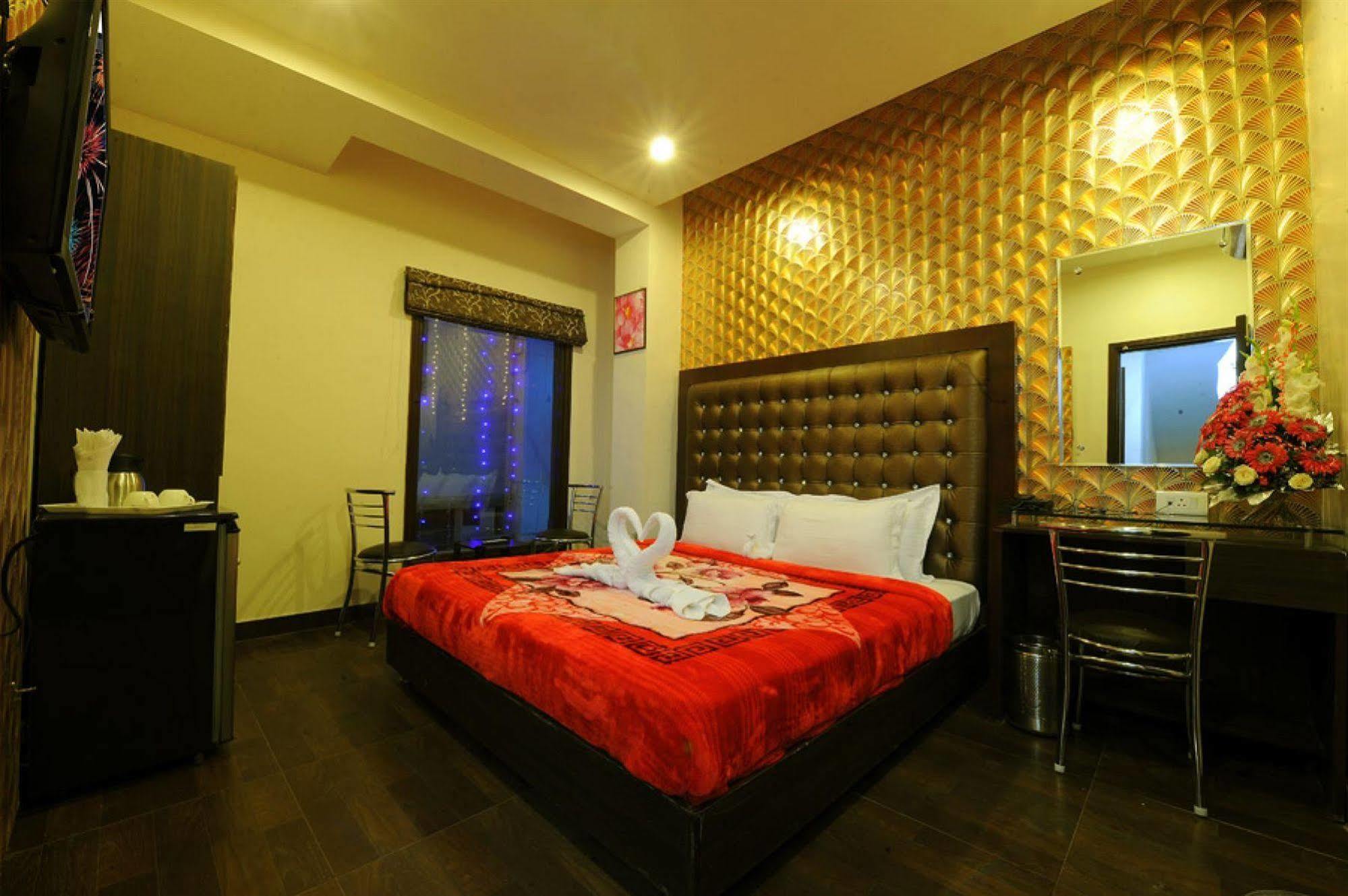 Hotel Pearl Inn & Suites Amritsar Buitenkant foto